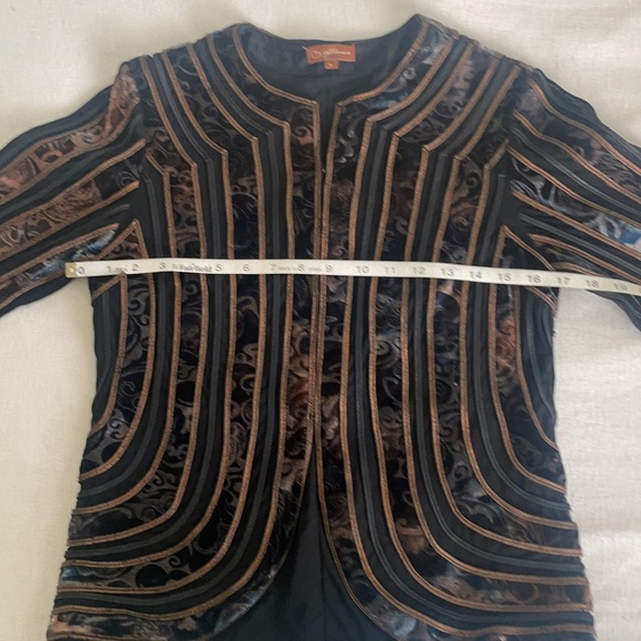 Gorgeous jacket with multiple characteristics!! Stand out with this show stopper - Picture 10 of 14